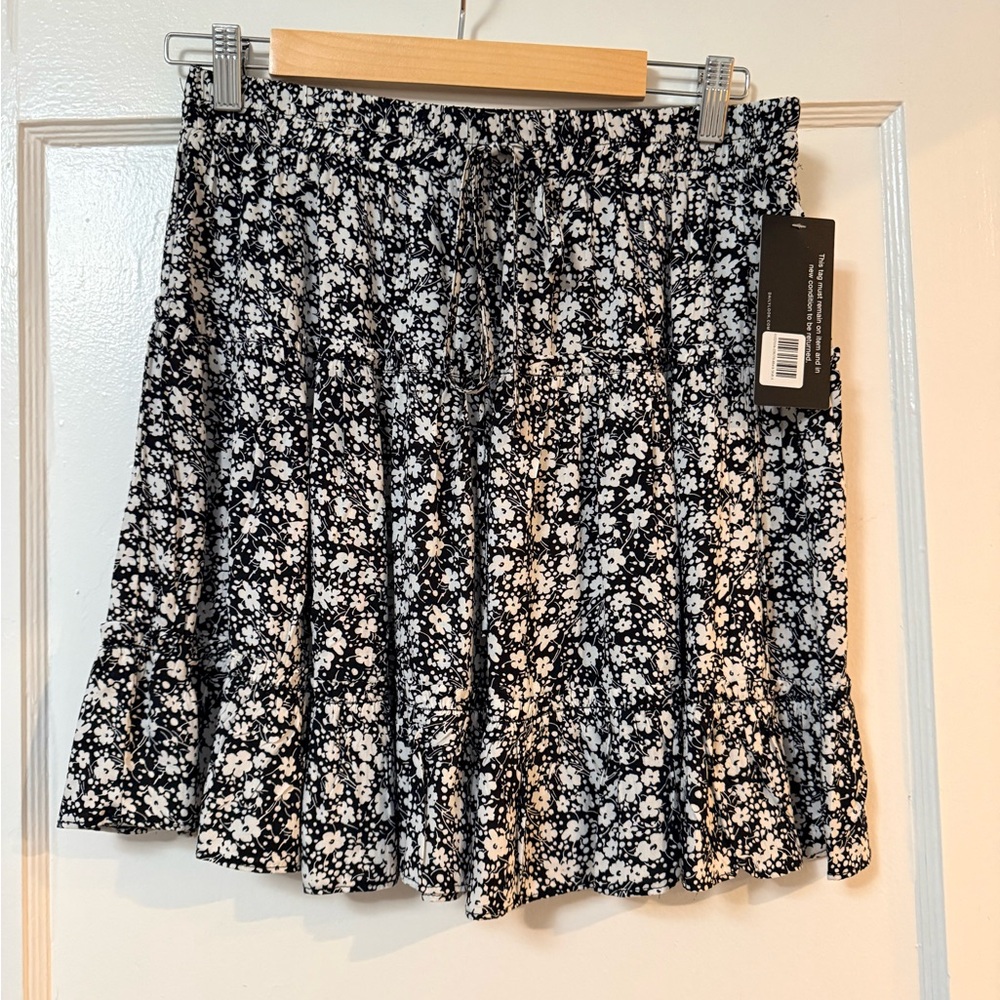 NWT! Black and White Floral Mini Skirt - L